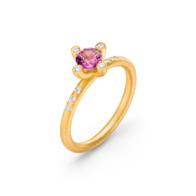 Verlobungsring aus der Ceylon-Kollektion von Jan Spille aus Hamburg Altona aus nachhaltigem Fairtrade Gold mit pinkem fairer Saphir und weissen fairmined Diamanten