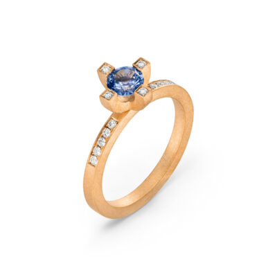 Verlobungsring Rose aus der Ceylon-Kollektion von Jan Spille aus Hamburg Altona aus nachhaltigem fairtrade grosegold mit blauem Saphir und weissen fairmined Diamanten