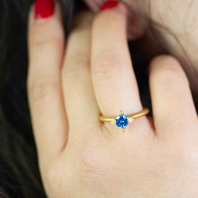 Femininier Verlobungsring Ceylon-Kollektion aus Fairtrade Gold mit blauem Fair Trade Saphir von Schmuckdesigner Jan Spille