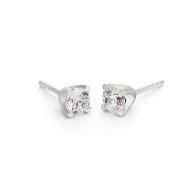 Zeitloser Ohrstecker der Chaton-Kollektion aus Fairtrade Weissgold mit Ethical Diamond in Krappenfassung von Jan Spille aus Hamburg Altona