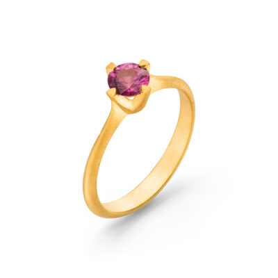 verlobungsring krappenfassung aus der Chaton-Kollektion von Jan Spille aus Hamburg Altona aus nachhaltigem Fairtrade Gold und pinker Fairer Saphir aus Sri Lanka, Kreismattiert