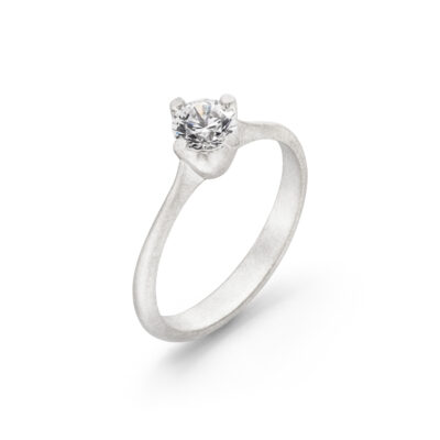 Fairtrade Weissgold verlobungsring krappenfassung mit Diamant mit Krappenfassung aus der Chaton-Kollektion von Schmuckladen Jan Spille aus Hamburg