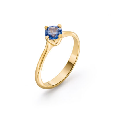 Verlobungsring aus der Chaton-Kollektion von Jan Spille Goldschmied Hamburg aus nachhaltigem Fairtrade Gold und blauer Fairer Saphir aus Sri Lanka in Krappenfassung