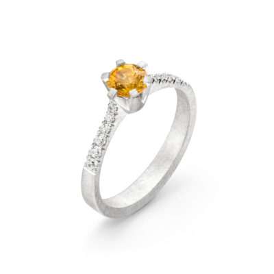 verlobungsring krappenfassung aus der Chaton-Kollektion von Jan Spille aus nachhaltigem Gold und fairen Edelsteinen Weisse Ethical Diamonds und Orangener Fairer Saphir aus Sri Lanka
