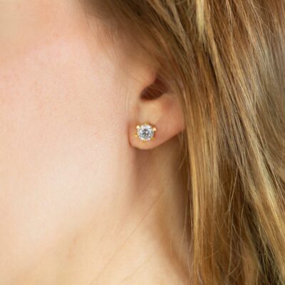 Ohr mit Ohrstecker der Chaton-Kollektion aus Fair Trade Gold von Jan Spille Schmuck vom Goldschmied