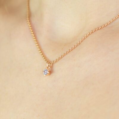 Kettenanhänger aus Rosegold mit Diamant aus konfliktfreiem Handel. Unisex und Ethischer Schmuck