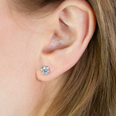 Ohr mit Unisex Ohrstecker weissgold mit nachhaltigem Brillant in Krappenfassung