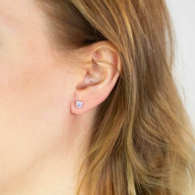 Ohr udn haare einer Frau mit Ohrstecker aus Weissgold aus der Chaton-Kollektion mit Konfliktfreien Diamanten aus Kanada Schmuck vom Goldschmied
