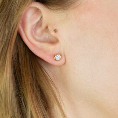 Ohr mit Zeitlosem Ohrstecker aus Fairtrade Gold der Chaton-Kollektion mit konfliktfreiem Diamanten in Krappenfassung von Jan Spille Schmuck Goldschmied
