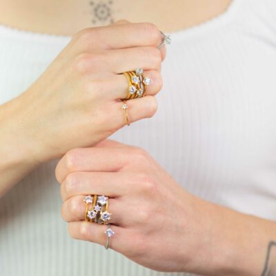 An jedem Finger faire Ringe der Chaton-Kollektion. Nachhaltigkeit liegt uns am Herzen