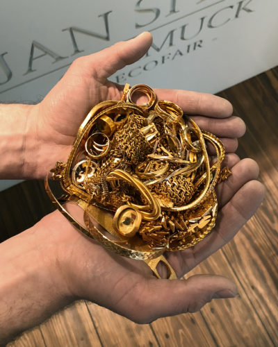 Altgold Schmuck in der Hand von Jan Spille wird direkt recycling für neuen Schmuck