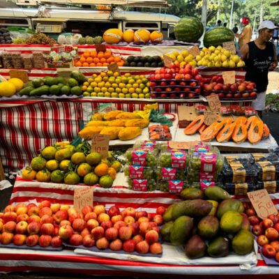 Obststand mit exotischen Früchten in Brasilien Mood Bild für Diversity Verlobungsringen mit Edelsteinen aus Brasilien