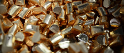 nahaufnahme von vielen fairtrade goldstücken als moodbild für nachhaltigen schmuck von jan spille