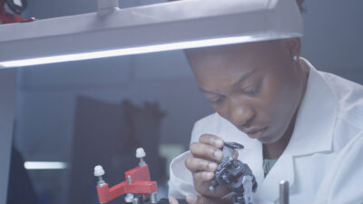 Schleiferin in Botswana verarbeitet Ethical Diamonds