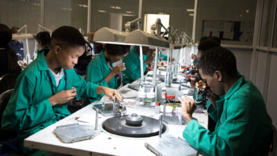Edelsteinschleiferei:innen in. Botswana schleifen Ethical Diamonds für Jan Spille aus Hamburg