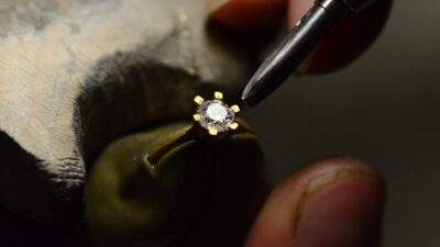 Verlobungsring mit Ethical Diamonds wird in Goldschmiedewerkstatt gefasst