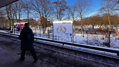 Grossformat Plakat von Jan Spille-Schmuck im Rahmen der Kampagne Fairbruary 2026 in Hamburg Sternschanze S-Bahn