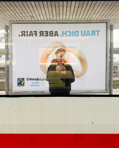 Jan Spille vopr Plakat der Fairbruary Kampagne von Fairtrade Deutschland