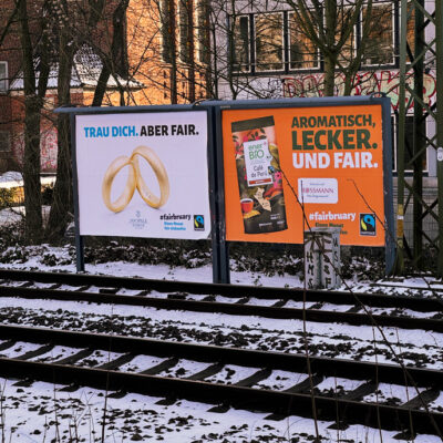 Grossformat Plakat von Jan Spille-Schmuck im Rahmen der Kampagne Fairbruary 2026 in Hamburg Holstenstrasse