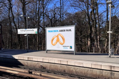 Grossformat Plakat von Jan Spille-Schmuck im Rahmen der Kampagne Fairbruary 2026 in Hamburg Kellinghusenstrasse