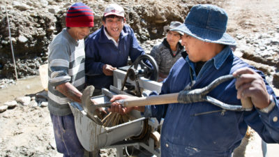 Faire Bergbaureisen nach Argentinien: Vier Minenmitarbeiter verarbeiten Faitrade Gold auf Fairmine
