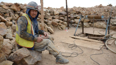 Minenmitarbeiter an Eingang einer Gold-Mine während der faire Bergbaureise von Jan Spille in der Mongolei