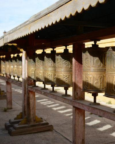 Faire Bergbaureisen nach Mongolei Gebetsmühlen in einem buddistischen Kloster in der Mongolei