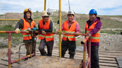 Faire Bergbaureisen nach Mongolei: Vier Minenmitarbeiter am Eingang zu Fairmined Gold Mine