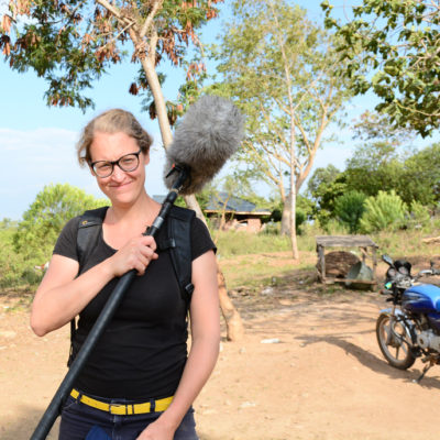 Heike vom Jan Spille Team hält das Mikrofon, während fairer Bergbaureise in Kenia