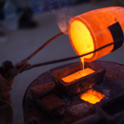 Fairtrade Gold wird in einen Goldbarren gegossen in Peru