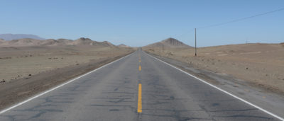 Strasse führt in die Berge von Peru, während einer fairen Bergbaureise von Jan Spille