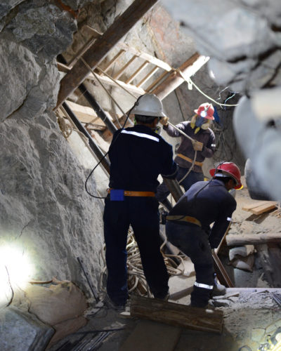 Drei Minenarbeiter in Goldmine in Peru auf der Suche nach Fairem Gold während einer fairen Bergbaureise