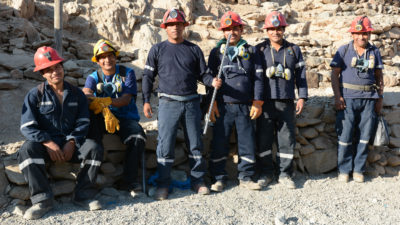 6 Minenarbeiter in Uniform und Ausrüstung beim abbau von gold aus Peru mit Jan Spille während einer fairen Bergbaureise