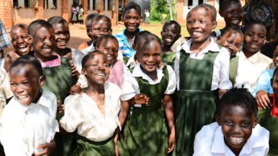 Kinder in Uganda während einer faire Bergbaureisen von Jan Spille Schmuck