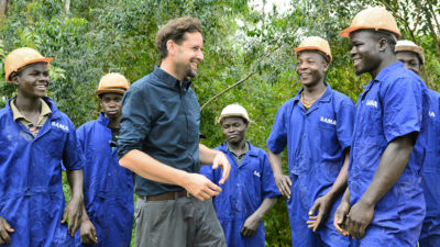 Minenarbeiter in Uniform in Uganda mit Jan Spille während einer fairen Bergbaureise