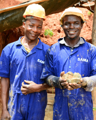 Zwei Minenarbeiter in Uniform und Helm in Uganda während einer fairen Bergbaureise von mit Jan Spille