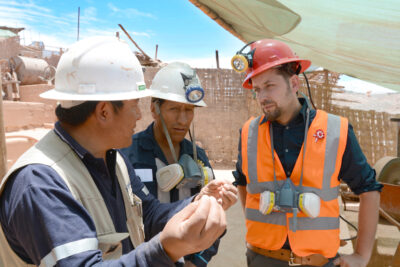 Jan Spille im Gespräch mit Minenarbeitern in Peru