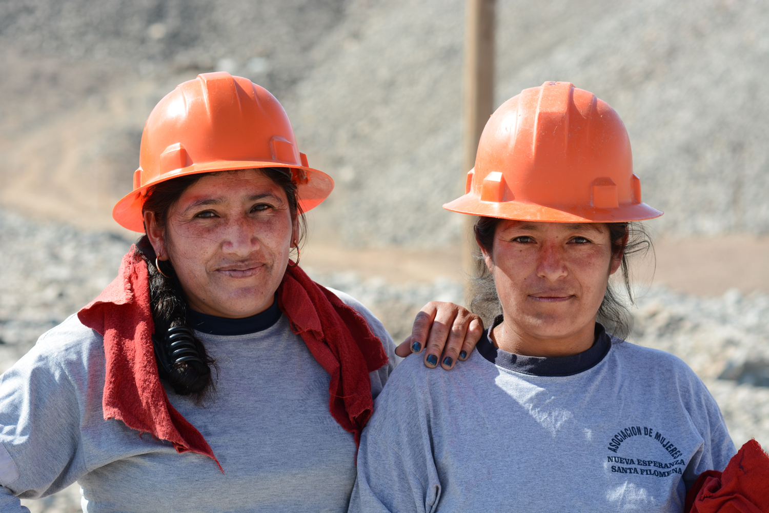 Zwei Minenarbeiterinnen der Asociacion de Mujeres mit Helm beim Arbeiten