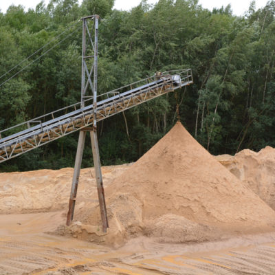 Kieswerk ttrennt Sand und Flussgold