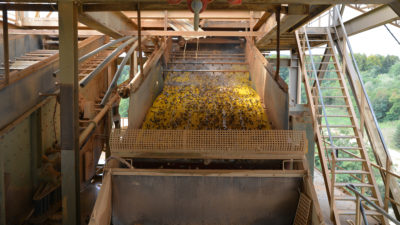 Jan Spille besucht Kieswerk: Maschine im Kieswerk filtert Gestein nach Flussgold und Silber
