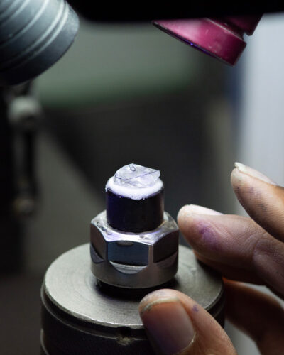 Natürlicher Rohdiamant wird in Indien geschliffen