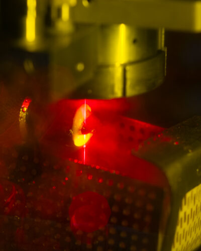 Ein Ethical Diamond wird in Indien mit dem Laser geschnitten