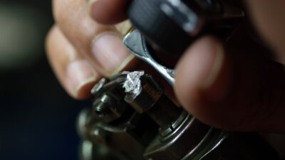 Natürlicher Diamant wird in Indien facettiert