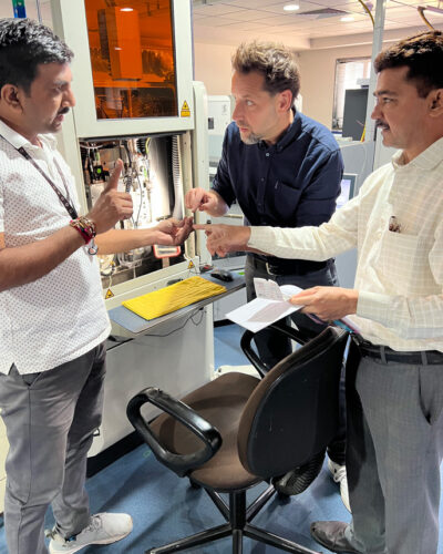 Jan Spille im Gespräch mit Diamantschleifern in Indien