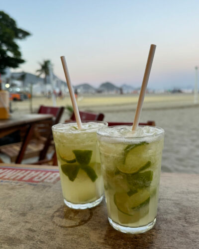 Caipirinha an der Copacabana in Brasilien