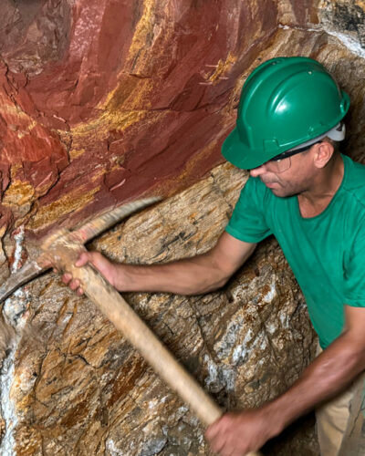 Minenarbeiter mit Hacke in der Edelsteinmine