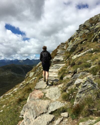 Wandern auf Höhenweg in den Alpen