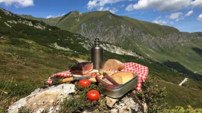 Zünftiges Picknick während Alpen Wanderung