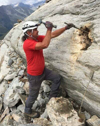 Strahler auf der Suche nach Fairen Edelsteinen wie Rauchquarz und Bergkristall