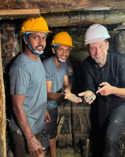 Jan Spille mit Arbeitern im Schacht der Mine